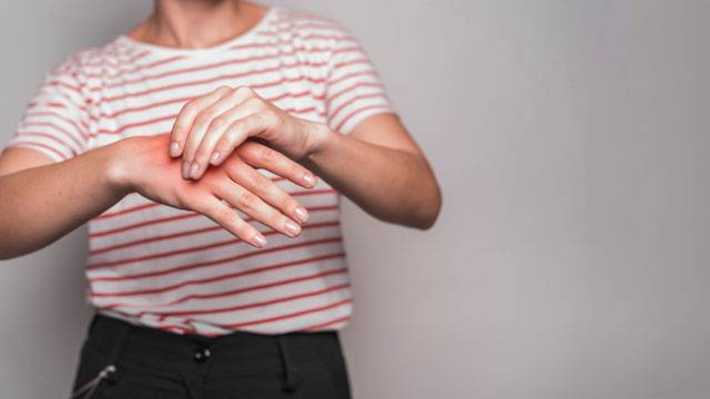 ragazza con dolore alla mano